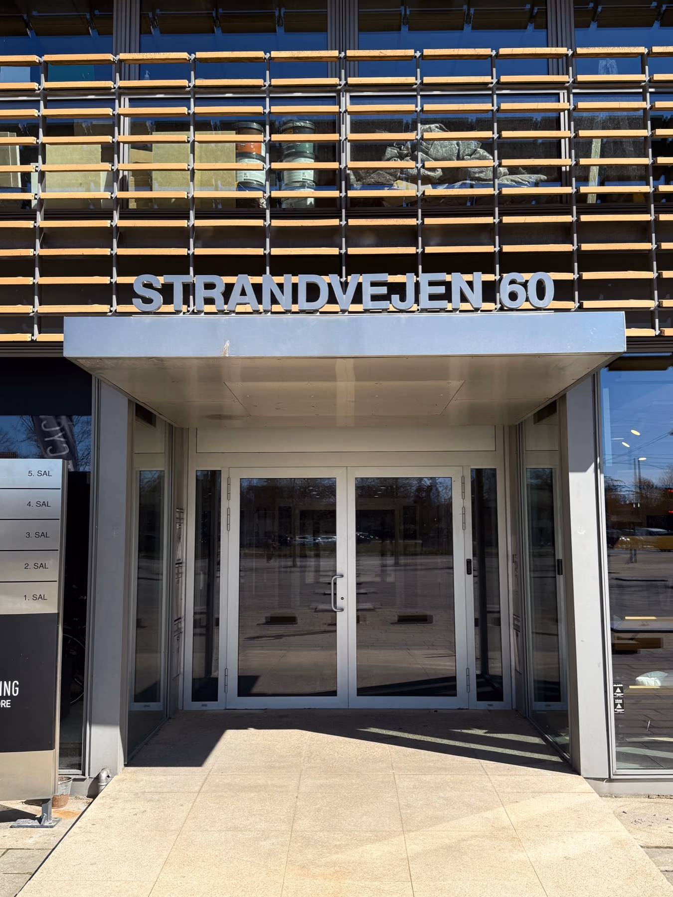 Indgangen til Strandvejen 60 i Hellerup
