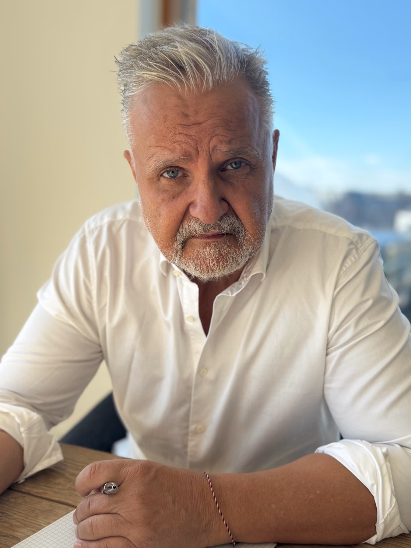 Torben Jensen i hvid skjorte ved et bord